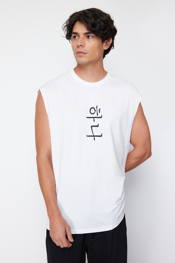 Trendyol Collection Weißes, übergroßes Baumwoll-T-Shirt/T-Shirt mit Fernostmuster – TMNSS22AL0108