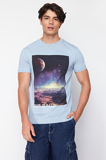 Trendyol Collection Μπλουζάκι από ύφασμα με στάμπα Blue Galaxy κανονικής/κανονικής κοπής TMNSS24TS00204