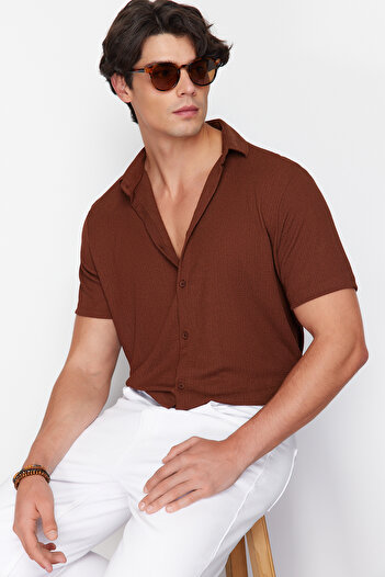 Trendyol Collection Καλοκαιρινό πλεκτό πουκάμισο με ανάγλυφη υφή - Καφέ, κανονική εφαρμογή, κοντό μανίκι TMNSS23GO00055