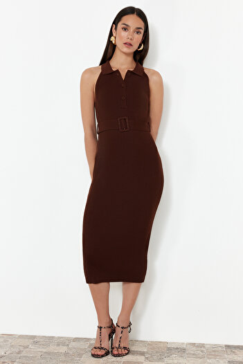 Trendyol Collection Hnědý pásek s detailním úpletem Midi šaty TWOSS22EL1031