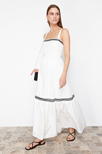 Trendyol Collection Detailní Maxi tkané šaty s bílým páskem s černým pruhem TWOSS24EL00798