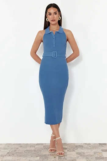Trendyol Collection Blaues Strick-Midikleid mit Gürteldetail TWOSS22EL1031