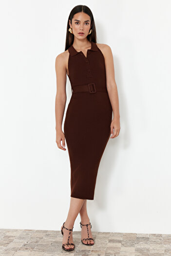 Trendyol Collection Hnědý pásek s detailním úpletem Midi šaty TWOSS22EL1031