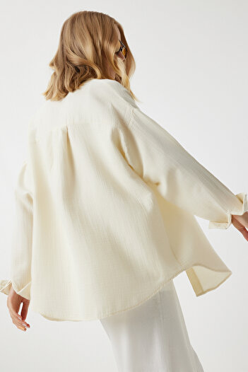 Happiness İstanbul Kadın Açık Krem Oversize Basic Müslin Gömlek MX00150