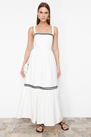 Trendyol Collection Detailní Maxi tkané šaty s bílým páskem s černým pruhem TWOSS24EL00798