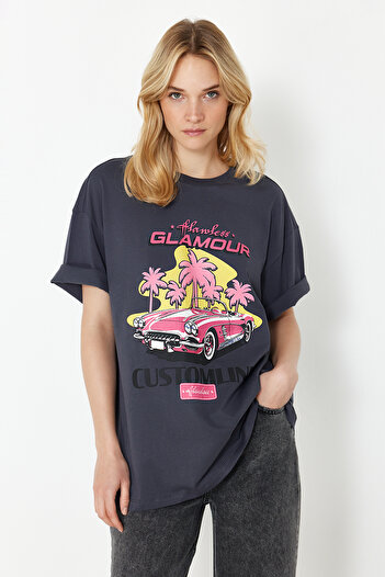 Trendyol Collection Πλεκτό μπλουζάκι με λαιμόκοψη από ανθρακί 100% βαμβάκι με στάμπα Oversize/Wide Fit Crew Neck TWOSS24TS00135