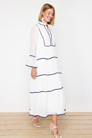 Trendyol Modest Šaty s bambulí z šifonu Ecru s texturou - TCTSS24EB00201