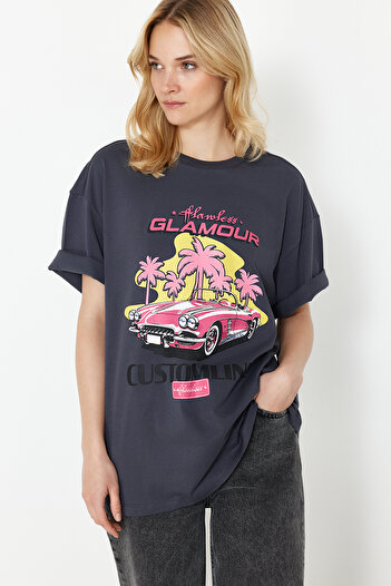 Trendyol Collection Πλεκτό μπλουζάκι με λαιμόκοψη από ανθρακί 100% βαμβάκι με στάμπα Oversize/Wide Fit Crew Neck TWOSS24TS00135