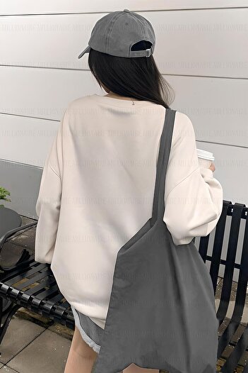 Millionaire Kadın Kırık Beyaz Krem Ekru 1997 Baskılı 0 Sıfır Yaka Oversize Salaş Bol Kesim Polar Sweatshirt