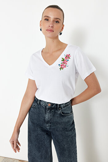 Trendyol Collection White 100% Cotton Regular/Regular Fit Embroidered V-Neck Knitted T-Shirt TWOSS24TS00266