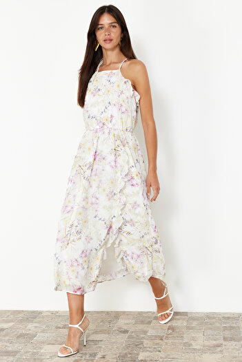 Trendyol Collection Weißes, gewebtes Maxikleid mit Blumenmuster, A-Linie und Rüschendetails, Chiffonfutter TWOSS24EL00805