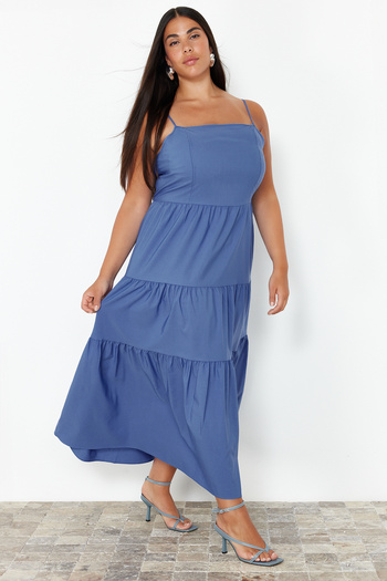 Trendyol Curve Μακρύ μπλε φόρεμα Relaxed Plus Size - Ρυθμιζόμενο λουράκι TBBSS24AH00187