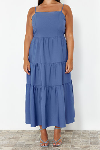 Trendyol Curve Μακρύ μπλε φόρεμα Relaxed Plus Size - Ρυθμιζόμενο λουράκι TBBSS24AH00187
