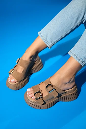 LuviShoes Γυναικείες παντόφλες JOANES - Χώμα σουέτ, γνήσιο δέρμα, διπλό λουράκι, σφηνωτή σόλα