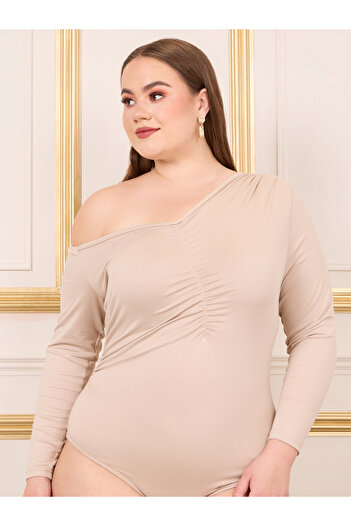 Styli Plus Asymmetric Neck Ruched Detail Bodysuit