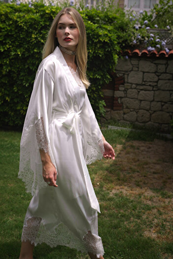 Mita Concept White Satin - Franchise Lace Bat Sleeve Kimono
