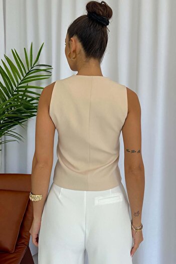 Mine Tan Butik Γυναικείο γιλέκο Orj Brand Beige - Λεπτομέρεια με χρυσό κουμπί