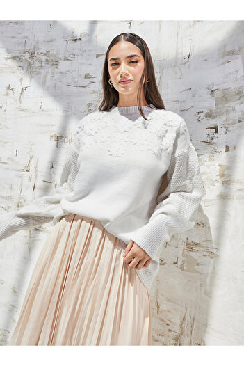 Styli Oversized Floral Embroidered Knit Sweater