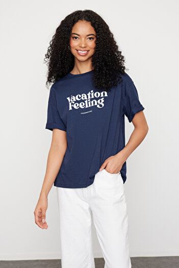 Trendyol Collection Sötétkék nyomott mintás prémium 100% vastag pamut, laza/kényelmes szabású kötött póló TWOSS24TS00178