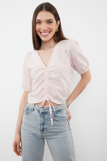 Trendyol Collection Bluzka z tkaniny Gingham Crop w kolorze pudrowego różu Twoss24Bz00643