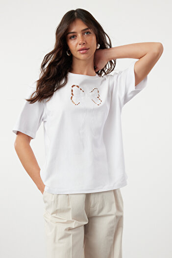 Trendyol Collection Λευκό 100% βαμβακερό κεντημένο μπλουζάκι με λεπτομέρεια χαλαρό/φαρδύ κομμένο πλεκτό μπλουζάκι με λαιμόκοψη TWOSS24TS00277
