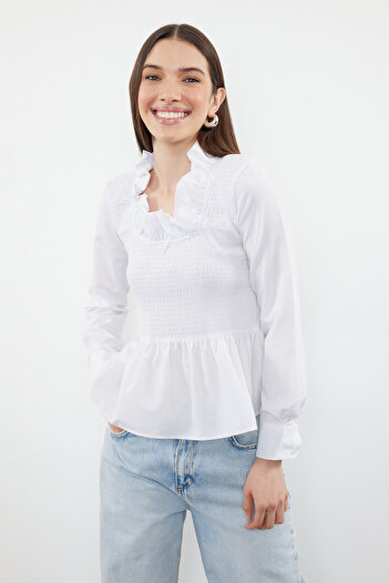 Trendyol Collection Ecru elastyczna bluzka z falbanką - TWOSS24BZ00531