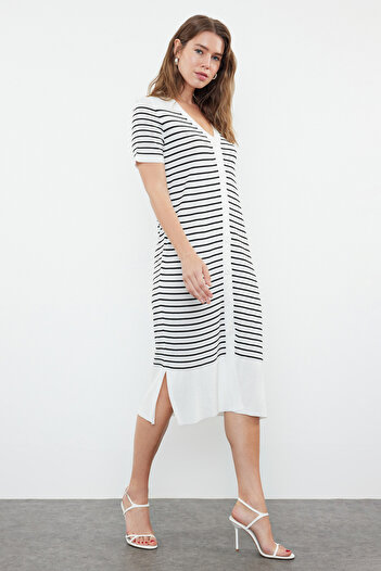 Trendyol Collection Pletené Ecru pruhované šaty - TWOSS24EL01023