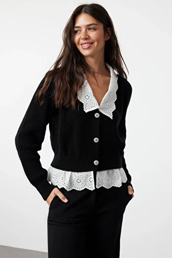 Trendyol Collection Černá Crop košile zdobená detailním úpletovým svetrem s výstřihem do V TWOAW24HI00221