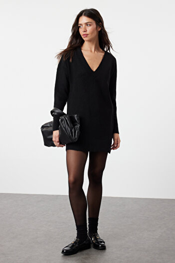 Trendyol Collection Černé mini široké úpletové šaty s měkkou texturou TWOAW24EL00086