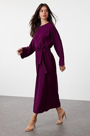 Trendyol Modest Υφαντό τσακισμένο μωβ ζωσμένο φόρεμα - TCTSS23EB00043