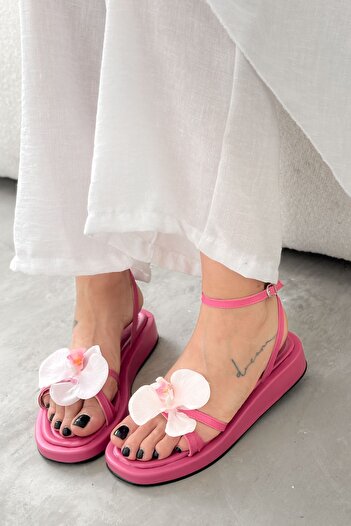 Shoebutik Orkidea Fuchsia Women's Sandals - Flower Detailed