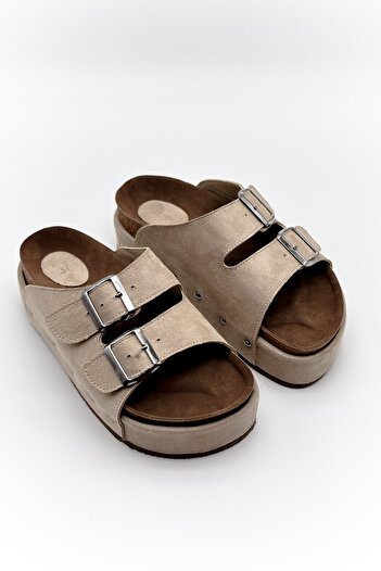 Shoebutik Жіночі тапочки Denis з високою підошвою та бежевими заклепками