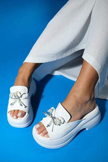 LuviShoes Papuci de damă JORD din piele lacuită albă cu fundă și perle