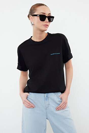 Trendyol Collection Schwarzes Premium-T-Shirt mit bequemer Passform, 100 % Baumwolle, bedruckt TWOSS24TS00172