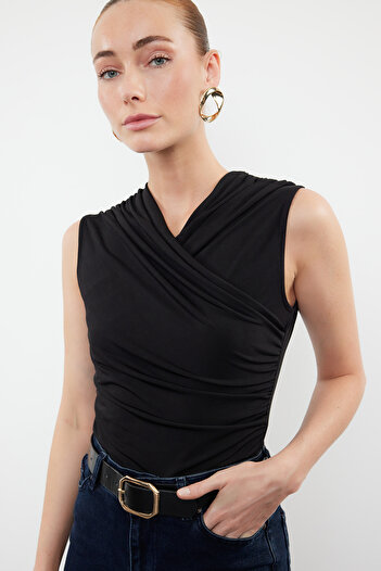 Trendyol Collection Black Fitted/Body-Sitting Shirring Detailed Sleeveless Stretch Knitted Blouse TWOSS24BZ00518
