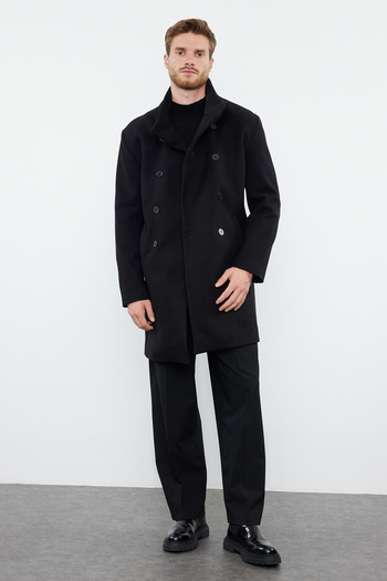 Trendyol Collection Černý zimní kabát Regular Fit TMNAW25KB00007