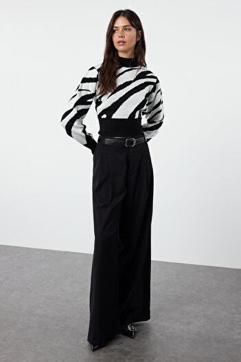 Trendyol Collection Schwarzer Crop-Strickpullover mit Zebramuster TWOAW21KZ0010