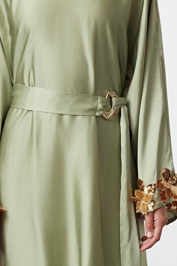 Trendyol Modest Πράσινο σατέν βραδινό φόρεμα - Κεντημένη μανσέτα, υφαντό TCTSS24DB00060