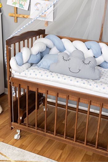 Bamgidoo Ahşap Beşik Anne Yanı Beşik Ceviz 60x120 - Mavi Beyaz Örgü Uyku Seti Seti + Yatak + Tekerlekli