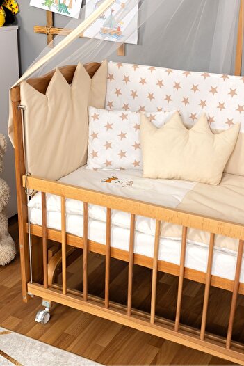 Bamgidoo Ahşap Beşik Anne Yanı Beşik (Vernikli) 60x120 - Krem Nakış(Yazısız) Uyku Seti + Yatak + Tekerlekli