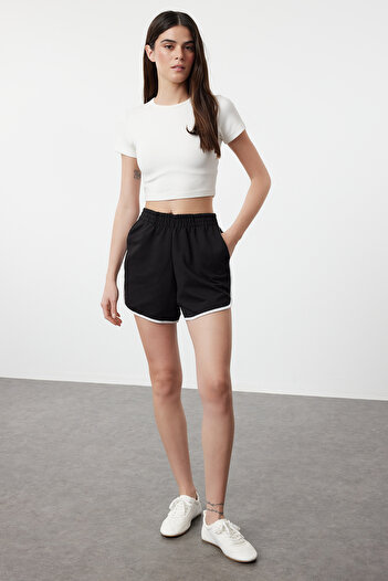 Trendyol Collection Černé lemování Detailní mini elastické pletené šortky a Bermudy TWOSS24SR00211