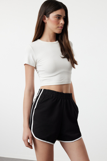 Trendyol Collection Černé lemování Detailní mini elastické pletené šortky a Bermudy TWOSS24SR00211