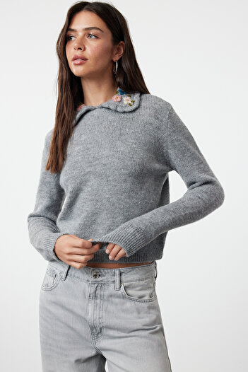 Trendyol Collection Pulover din tricotaje gri cu model de flori - Detaliat guler TWOAW25KZ00166