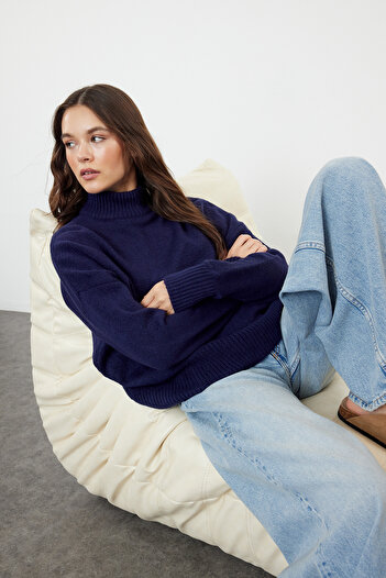 Trendyol Collection Sötétkék széles szabású, puha textúrájú kötöttáru pulóver TWOAW23KZ00469