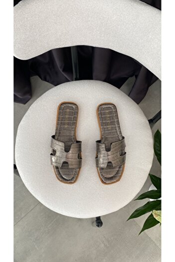 Basakshoes شبشب نسائي من Hrms باللون الرمادي للشاطئ والخارج