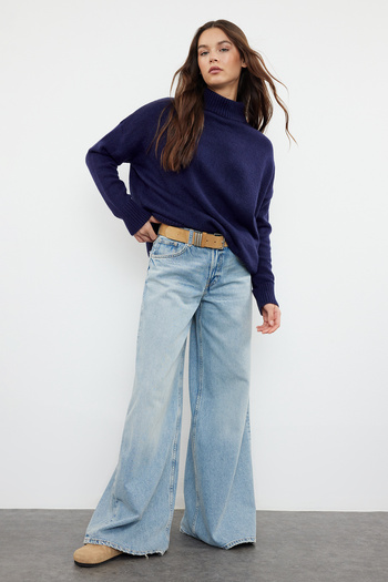 Trendyol Collection Sötétkék széles szabású, puha textúrájú kötöttáru pulóver TWOAW23KZ00469