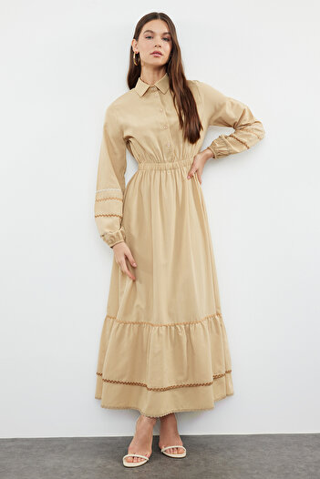 Trendyol Modest Σκούρο μπεζ ρίγες με λεπτομέρεια φόρεμα από βαμβακερό υφαντό μισό πατιλέτο TCTSS23EB00302