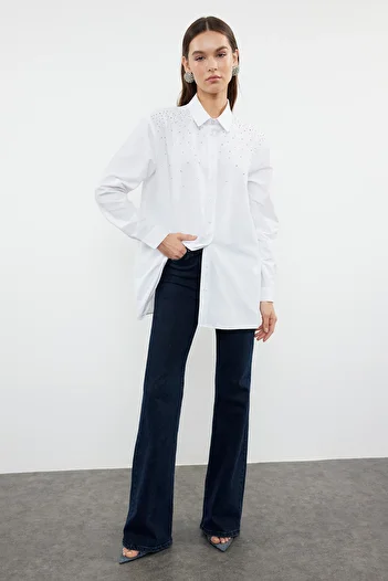 Trendyol Modest Bílá tkaná košile s lesklým flitrovým detailem - TCTSS24TG00081