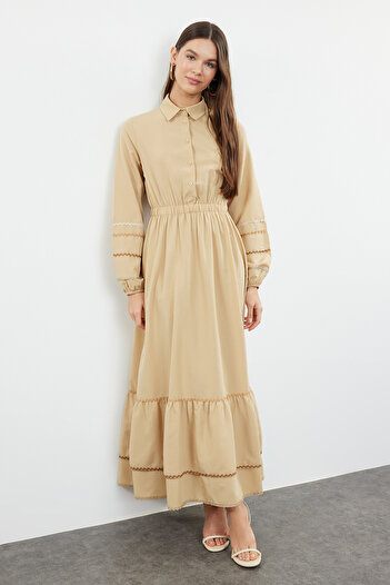 Trendyol Modest Σκούρο μπεζ ρίγες με λεπτομέρεια φόρεμα από βαμβακερό υφαντό μισό πατιλέτο TCTSS23EB00302