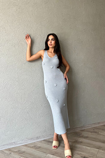 Seda Yalçın Atelier Синя V-подібна комір - сукня з вишивкою трояндами